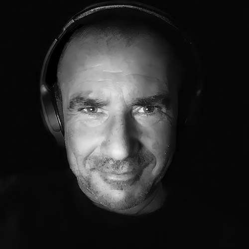 al3x1s — promptographe et artiste IA générative, auteur de tirages noir et blanc en édition limitée